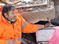 Duka Ayah yang Pegang Tangan Putrinya di Reruntuhan Bangunan