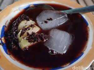 Segarnya Es Tape Ketan Hitam, Kuliner Favorit di Kolam Segaran Segarnya Es Tape Ketan Hitam, Kuliner Favorit di Kolam Segaran