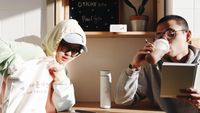 10 Momen Gita Savitri Hangout di Kafe Bareng Suami dan Beli Rambutan