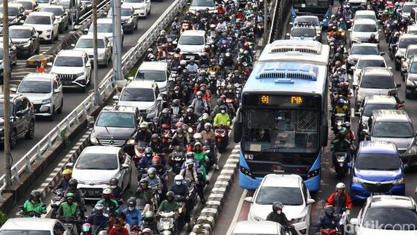 Horor Macet Gatsu saat Jam Pulang Kantor