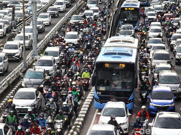 Horor Macet Gatsu saat Jam Pulang Kantor