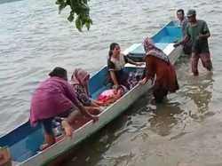 Momen Menegangkan Ibu Melahirkan di Perahu Usai Mesin Mogok di Laut