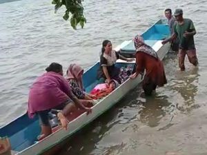 Momen Menegangkan Ibu Melahirkan di Perahu Usai Mesin Mogok di Laut Momen Menegangkan Ibu Melahirkan di Perahu Usai Mesin Mogok di Laut