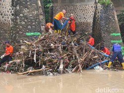 Warga-Relawan Kompak Bersihkan Sampah Kayu Bekas Banjir Sungai Gandong Magetan