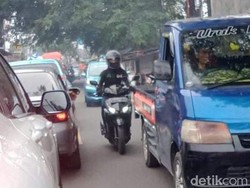 Jalan Alternatif Cibubur Macet Parah Imbas Pemblokiran Tol Jatikarya