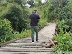 Warga di Tiga Desa Cianjur Bertaruh Nyawa Lalui Jembatan Miring