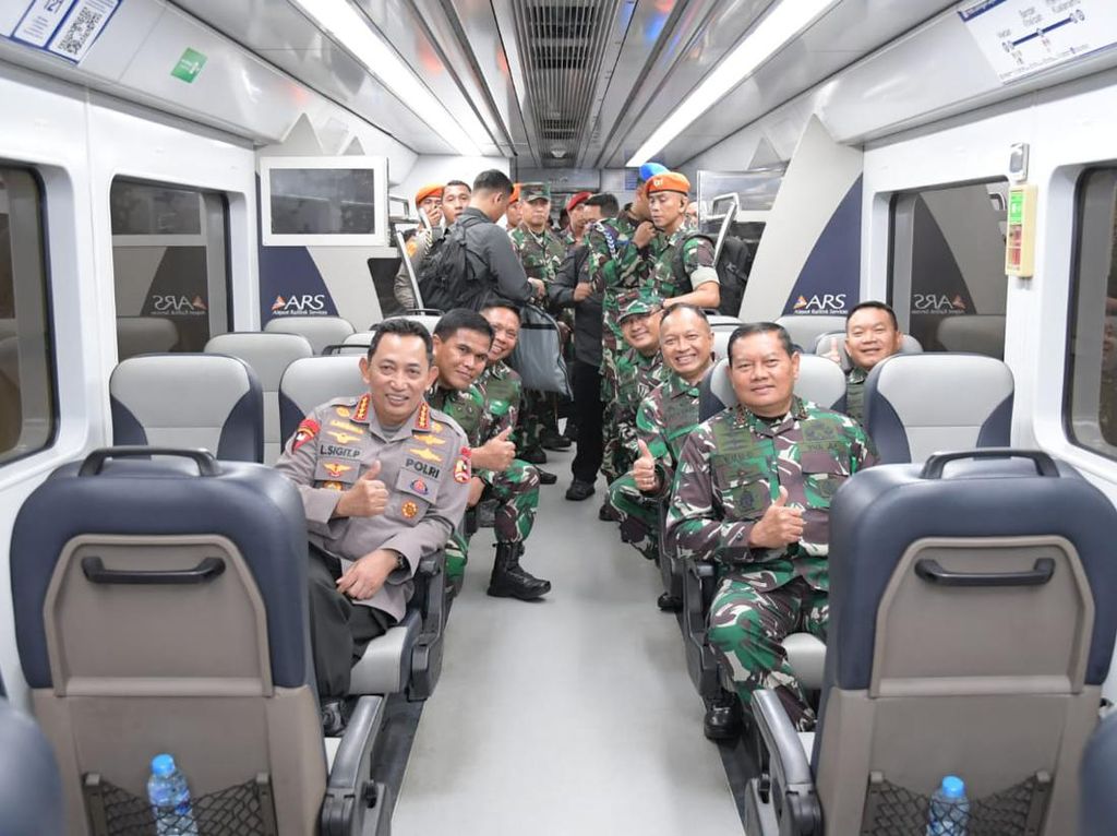 Momen Kapolri-Panglima Naik Kereta ke Medan untuk Hadiri HPN 2023