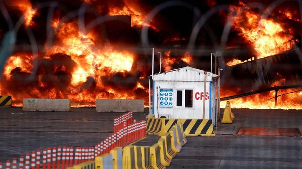 Kebakaran Imbas Gempa di Pelabuhan Turki Masih Membara