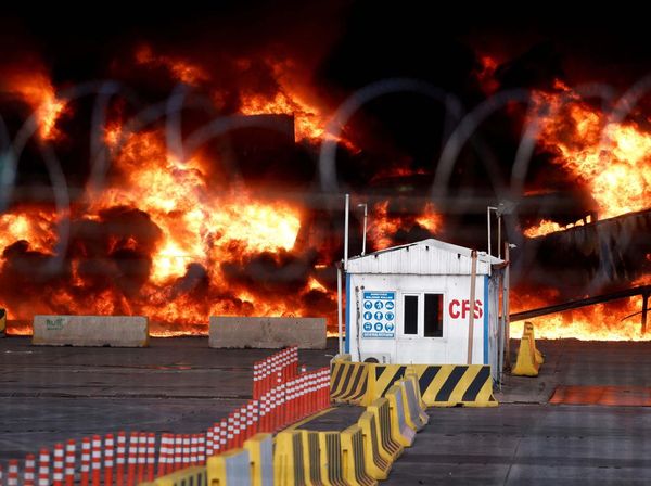 Kebakaran Imbas Gempa di Pelabuhan Turki Masih Membara