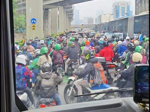 Cerita Warga Condet Kena Macet 1,5 Jam, Mau ke Sudirman Belum Juga Sampai