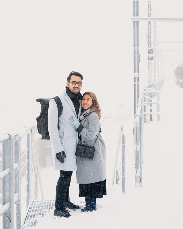 Kiky Saputri dan suami ketika berada di Swiss