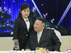 Kim Jong Un Ajak Putrinya Hadiri Peringatan 75 Tahun Militer Korut