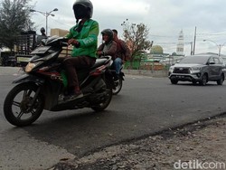 Jelang Kedatangan Jokowi, Jalan Rusak di Deli Serdang Diperbaiki
