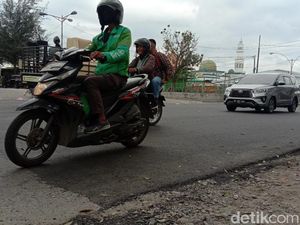 Jelang Kedatangan Jokowi, Jalan Rusak di Deli Serdang Diperbaiki Jelang Kedatangan Jokowi, Jalan Rusak di Deli Serdang Diperbaiki