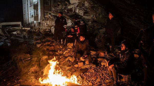 Korban Gempa Turki Melawan Dingin di Reruntuhan Bangunan