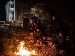 Korban Gempa Turki Melawan Dingin di Reruntuhan Bangunan