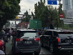 Macet di Jalan S Parman Bikin Gracia Susah Nyalip Meski Bawa Motor