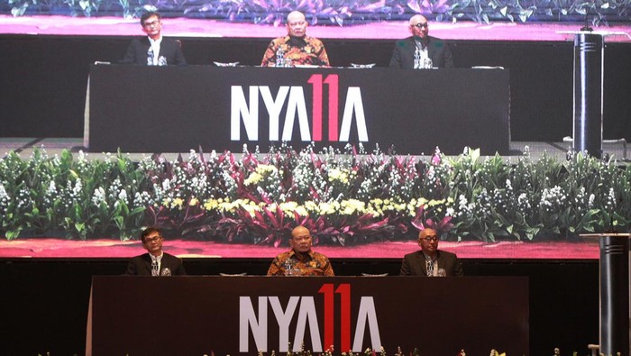 Lanyalla Mattalitti Paparkan Visi Misi Calon Ketum PSSI Calon Ketua Umum PSSI periode 2023-2027, AA Lanyalla Mahmud Mattalitti (kanan) disaksikan Ketua Asprov PSSI Jabar Tommy Apriantono (kiri) dan Akademisi Ria Lumintuarso (tengah) memberikan penjelasan dalam pertemuan yang bertajuk