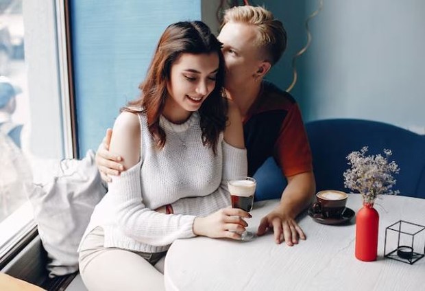 Perempuan dan laki-laki bersama