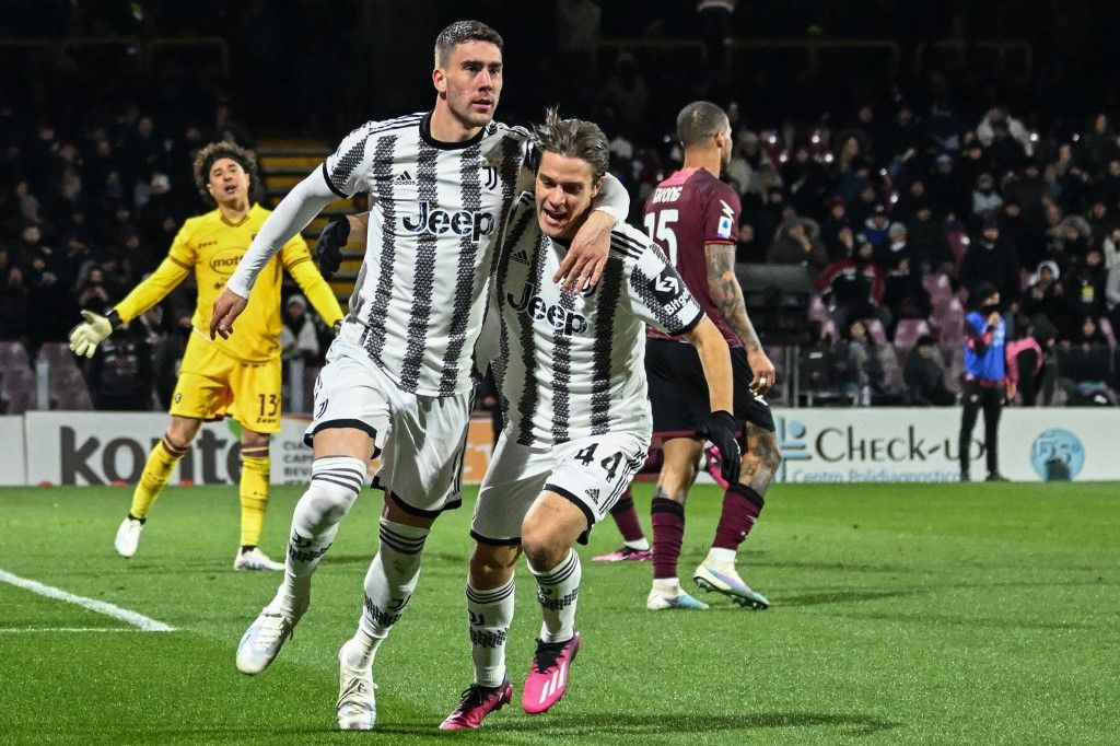 Juventus' Serbian forward Dusan Vlahovic (L) celebrates with Juventus' Italian midfielder Nicolo Fagioli after scoring his second goal during the Italian Serie A football match between Salernitana and Juventus on February 7, 2023 at the Arigis stadium in Salerno. (Photo by Andreas SOLARO / AFP)
