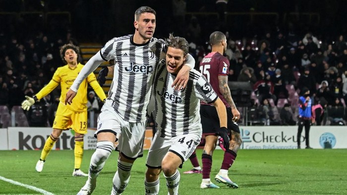 Juventus Serbian forward Dusan Vlahovic (L) celebrates with Juventus Italian midfielder Nicolo Fagioli after scoring his second goal during the Italian Serie A football match between Salernitana and Juventus on February 7, 2023 at the Arigis stadium in Salerno. (Photo by Andreas SOLARO / AFP)