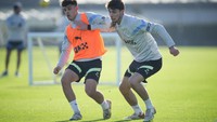 Dua pemain muda City juga serius berlatih, meski masa depan klubnya abu-abu. (Foto: Tom Flathers/Manchester City FC via Getty Images)