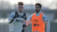Dua gelandang City, Kalvin Phillips dan Ilkay Guendogan, berduel di tengah latihan. (Foto: Tom Flathers/Manchester City FC via Getty Images)