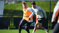 Para pemain bintang seperti Kevin De Bruyne tetap berlatih serius, meski klubnya diterpa badai masalah. (Foto: Tom Flathers/Manchester City FC via Getty Images)