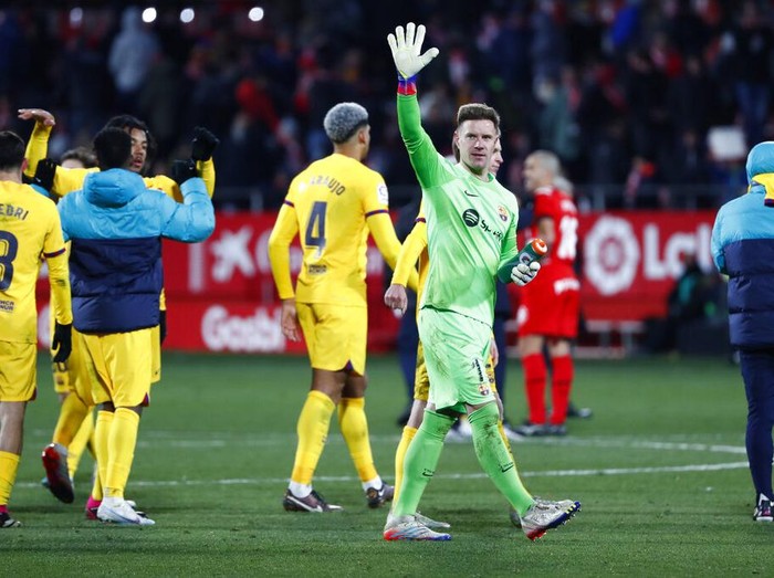 Barcelona's goalkeeper Marc-Andre ter Stegen, left, makes a save in front Getafe's Borja Mayoral during a Spanish La Liga soccer match between Barcelona and Getafe at the Camp Nou stadium in Barcelona, Spain, Sunday, Jan. 22, 2023. (AP Photo/Joan Monfort)