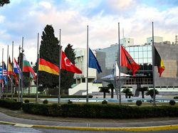 Markas NATO Kibarkan Bendera Setengah Tiang untuk Turki