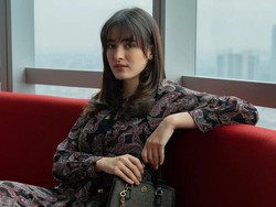 Mawar de Jongh Pamer Hobi Baru, Merajut Tas hingga Selimut