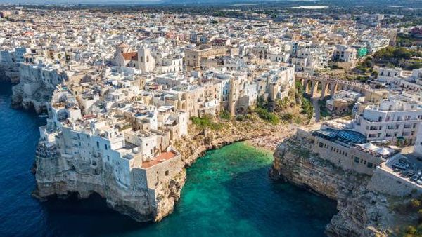 Melihat Keindahan Polignano a Mare, Kota Paling Ramah Turis Dunia