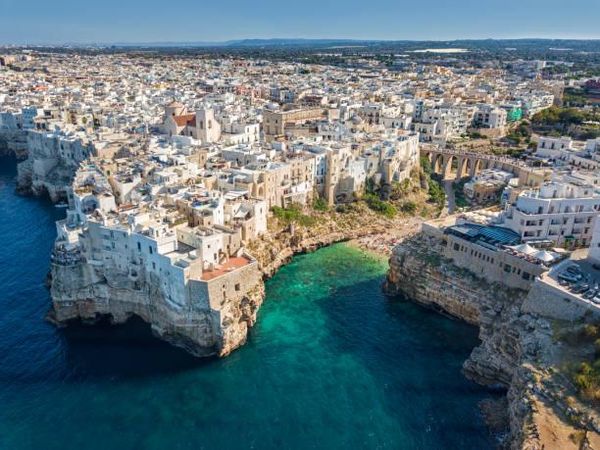 Melihat Keindahan Polignano a Mare, Kota Paling Ramah Turis Dunia