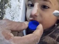 Menanti Evakuasi, Bocah Korban Gempa Ini Minum Dari Tutup Botol