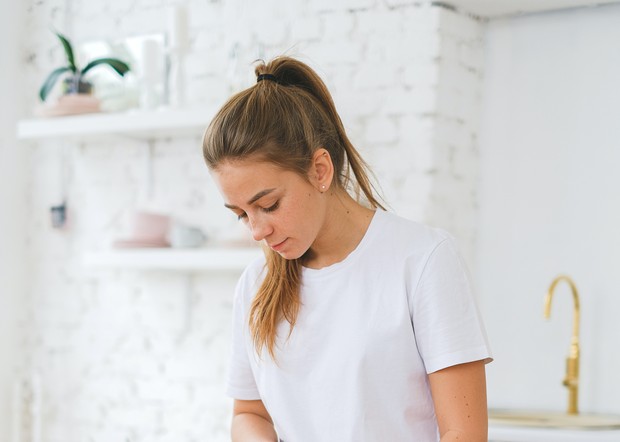 Mengikat rambut dengan longgar saat tidur / Foto: pexels.com/Anna Shvets