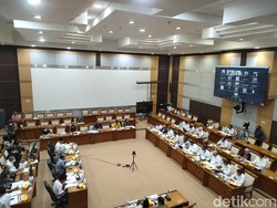 Risma Ngeluh di DPR: Anggaran Rp 412 M Diblokir Kemenkeu, Termasuk Bansos Lho