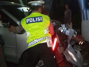 Mobil Hilang Kendali Hantam Pos Polisi di Jembrana Mobil Hilang Kendali Hantam Pos Polisi di Jembrana