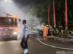 Mobil Terbakar Dekat Bandara Halim Perdanakusuma
