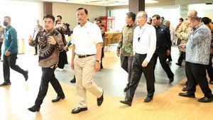 Momen Luhut Resmikan Pabrik Daur Ulang Botol di Cikarang