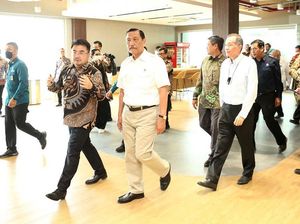 Momen Luhut Resmikan Pabrik Daur Ulang Botol di Cikarang Momen Luhut Resmikan Pabrik Daur Ulang Botol di Cikarang