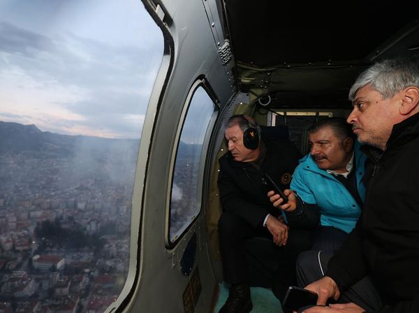 Momen 3 Menteri Turki Pantau Wilayah Gempa dari Helikopter