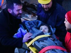 Momen Penyelamatan Bayi Kembar Setelah 40 Jam Terjebak Reruntuhan