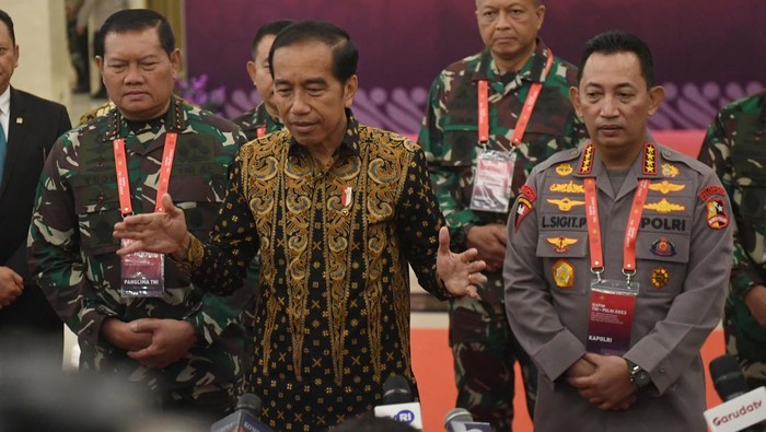 Presiden Joko Widodo (tengah) didampingi Panglima TNI Laksamana TNI Yudo Margono (kiri) dan Kapolri Jenderal Pol. Listyo Sigit Prabowo (kanan) berjalan memberikan keterangan pers usai menghadiri Rapat Pimpinan (Rapim) TNI-Polri 2023 di Jakarta, Rabu (8/2/2023). Rapim TNI dan Polri yang mengusung tema TNI Polri Siap Mendukung Peningkatan Produktivitas Untuk Transformasi Ekonomi yang Inklusif dan Berkelanjutan itu membahas berbagai hal seperti tugas, pokok dan fungsi terkait kedua lembaga keamanan tersebut.