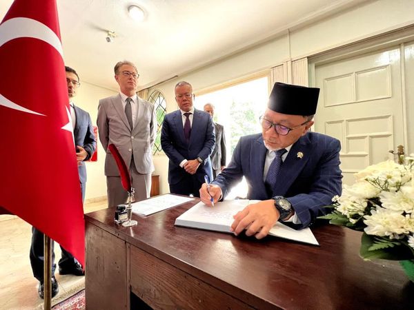 Sambangi Kedubes Turki, Zulhas Ungkapkan Belasungkawa