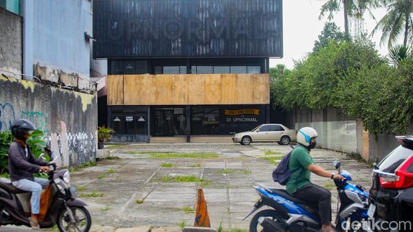 Nggak Cuma Tutup, Gedung Upnormal Cinere juga Dijual!