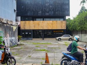 Nggak Cuma Tutup, Gedung Upnormal Cinere juga Dijual!