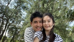 8 Foto Kemesraan Transgender Tercantik Nong Poy dengan Calon Suaminya