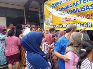 Operasi Beras Murah Bulog di Kendal Ramai Diserbu Warga