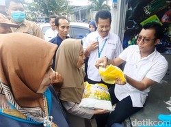 Operasi Pasar Beras di Sumenep Diserbu Emak-emak