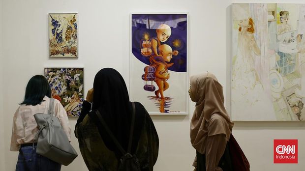 Pengunjung melihat karya seni yang ditampilkan pada pameran Art Jakarta Gardens 2023 di Hutan Kota Plataran GBK, Jakarta. Rabu (8/2/2023). (CNN Indonesia/Andry Novelino)